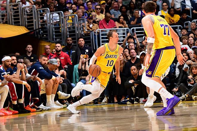 湖人险胜火箭 肯纳德低迷成关键败因