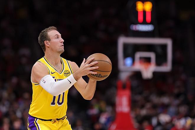 湖人险胜火箭 肯纳德低迷成关键败因