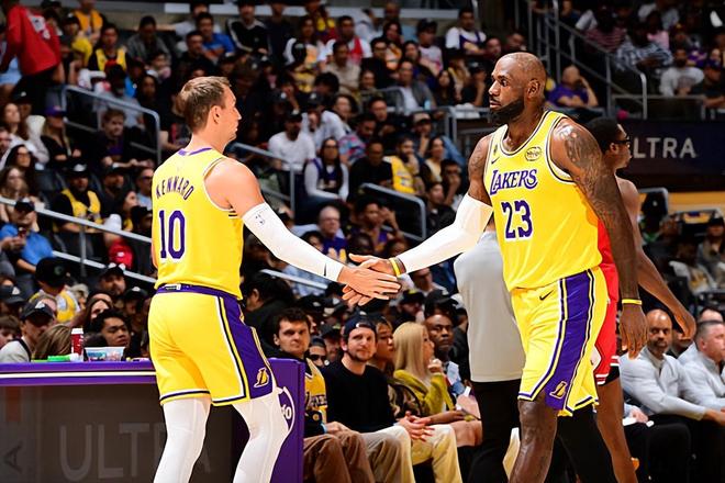 湖人险胜火箭 肯纳德低迷成关键败因