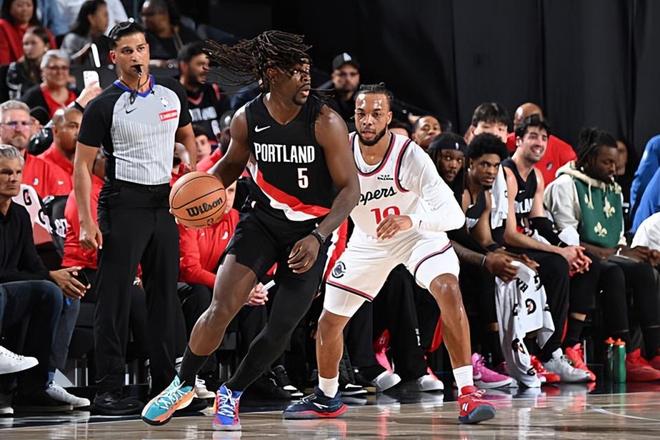 霍勒迪爆发率队掀翻快船 开拓者两连胜冲击西部