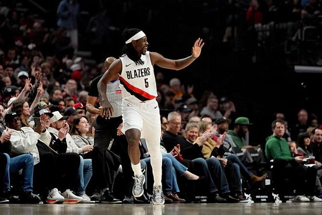 霍勒迪爆发率队掀翻快船 开拓者两连胜冲击西部